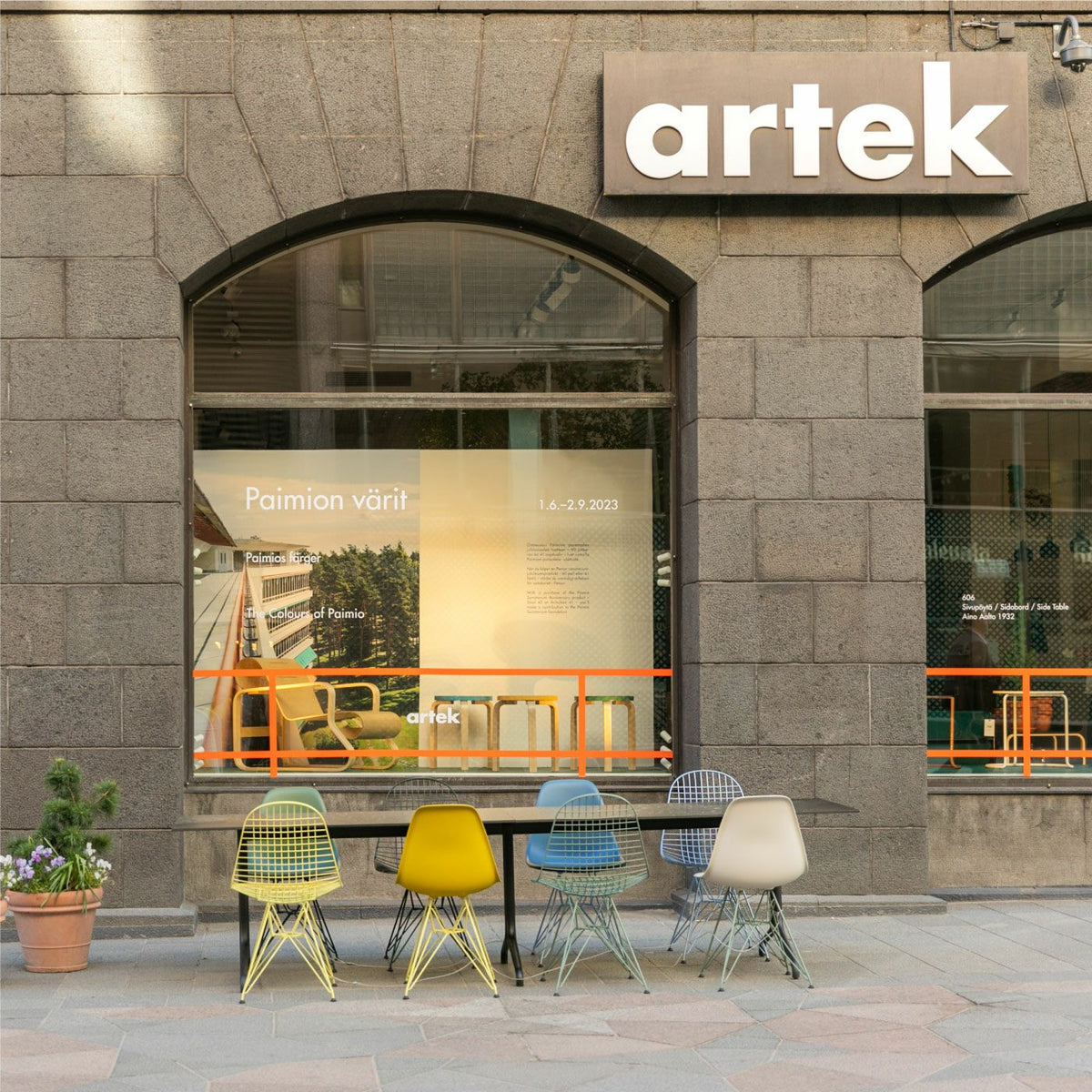 【ガチャ特典付】【1~2日以内に発送予定】スツール60ArtekSTOOL60/ブラックリノリウムblacklino/ホワイトラミネートwhitelaminateギフトラッピング不可誕生日新築祝い結婚祝い【正規販売店・在庫有り】