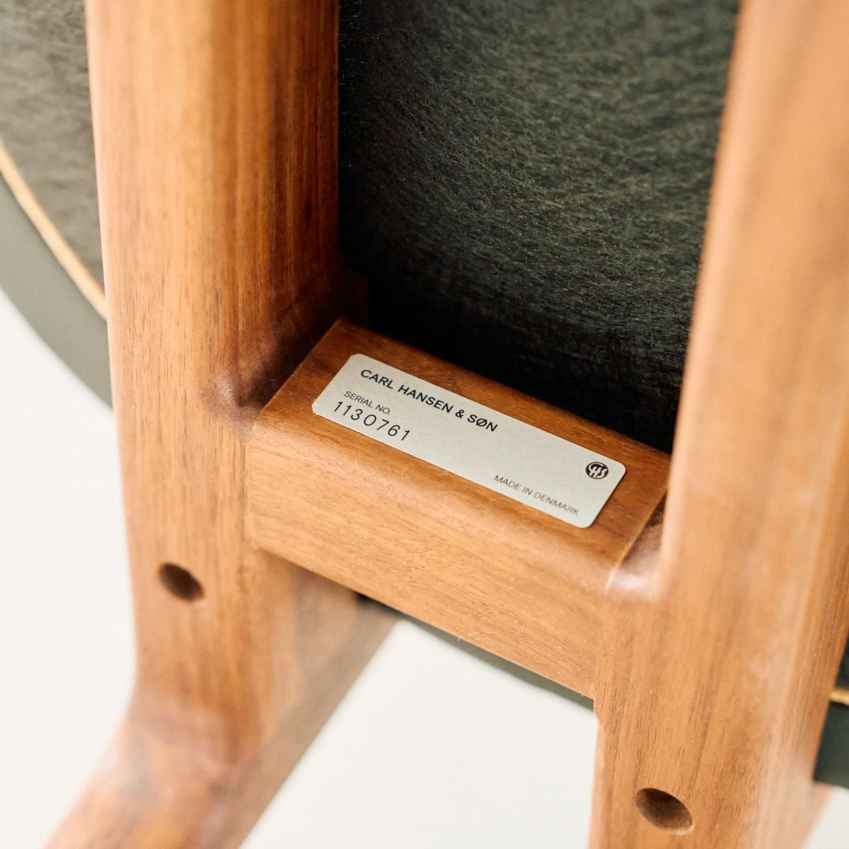 CARL HANSEN & SON(カールハンセン&サン)/OW58/T-CHAIR(Tチェア)/ウォルナット材/オイル仕上げ/Leather group B/Thor 301/ダイニングチェア【納期】ご注文後確認
