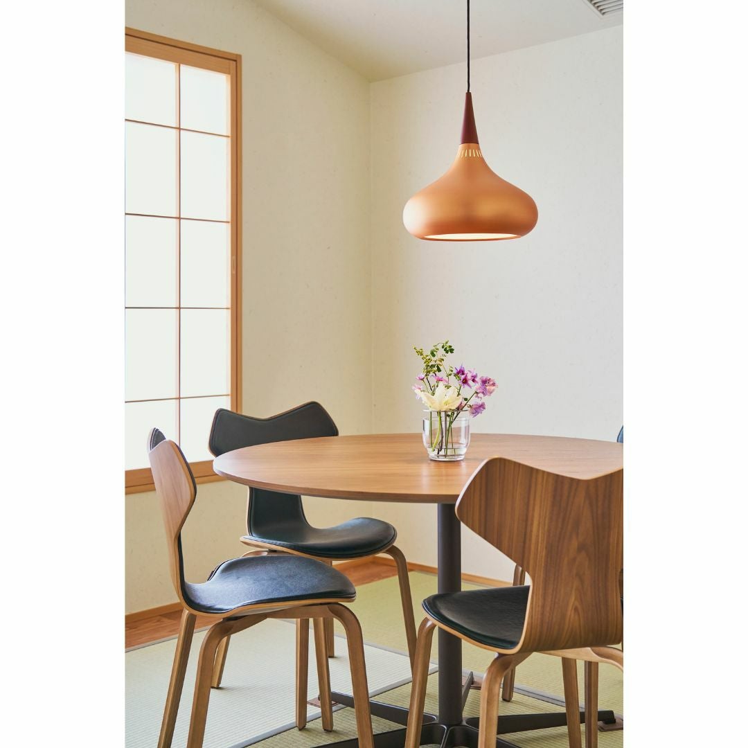 FRITZ HANSEN(フリッツハンセン)/A825/円テーブル/ナチュラルウッド / ウォルナット/アルミニウム / サテン仕上げ - マット【納期】ご注文後確認