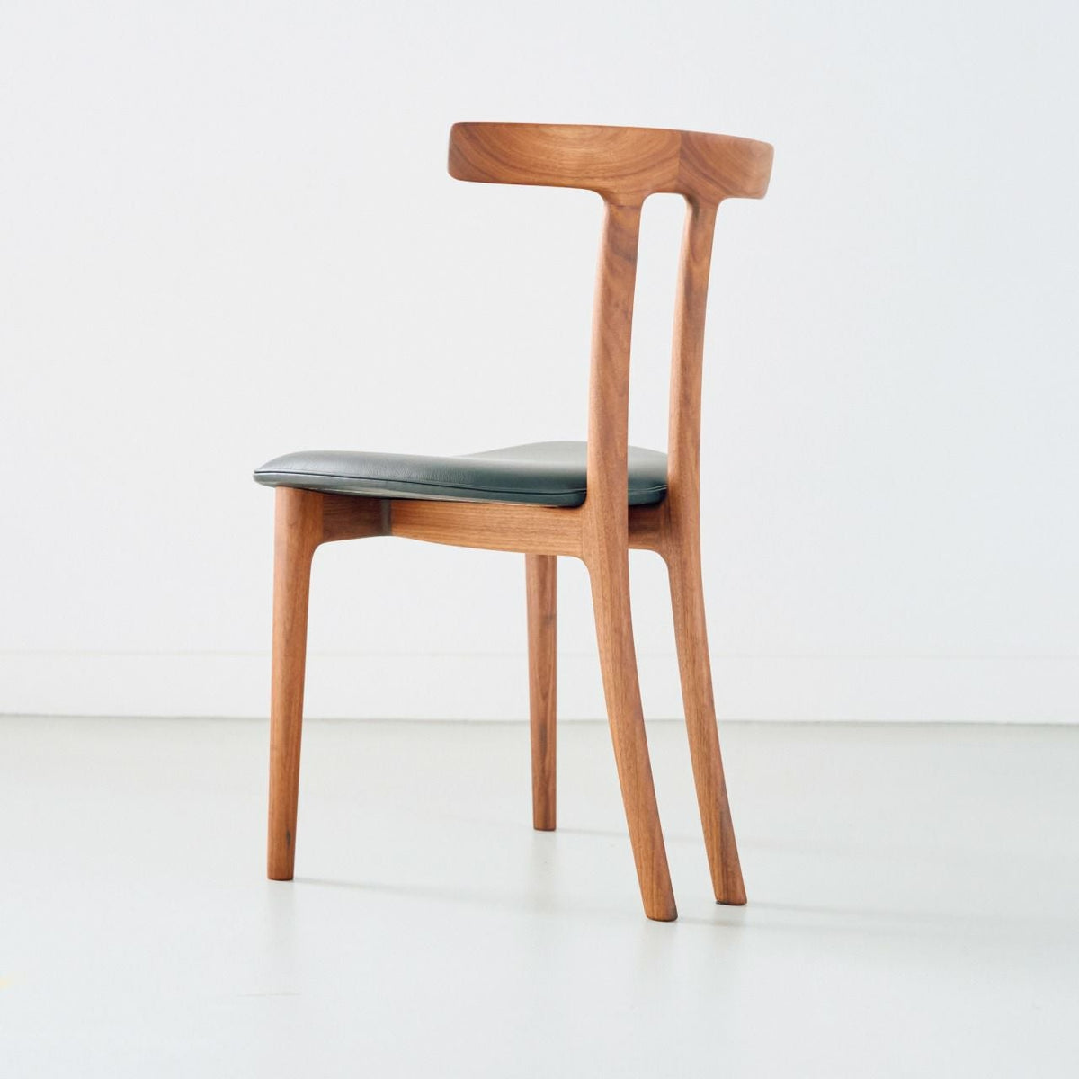 CARL HANSEN & SON（カールハンセン&サン）/OW58/T-CHAIR（Tチェア）/ウォルナット材/オイル仕上げ/Leather group B/Thor 301/ダイニングチェア【納期】ご注文後確認