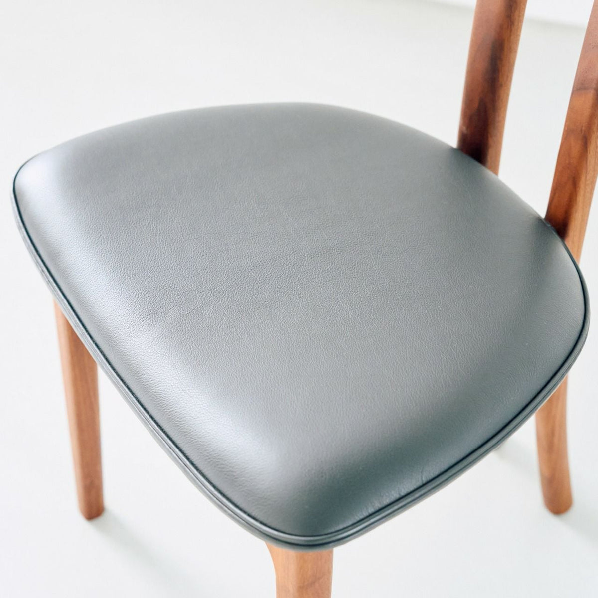 CARL HANSEN & SON（カールハンセン&サン）/OW58/T-CHAIR（Tチェア）/ウォルナット材/オイル仕上げ/Leather group B/Thor 301/ダイニングチェア【納期】ご注文後確認