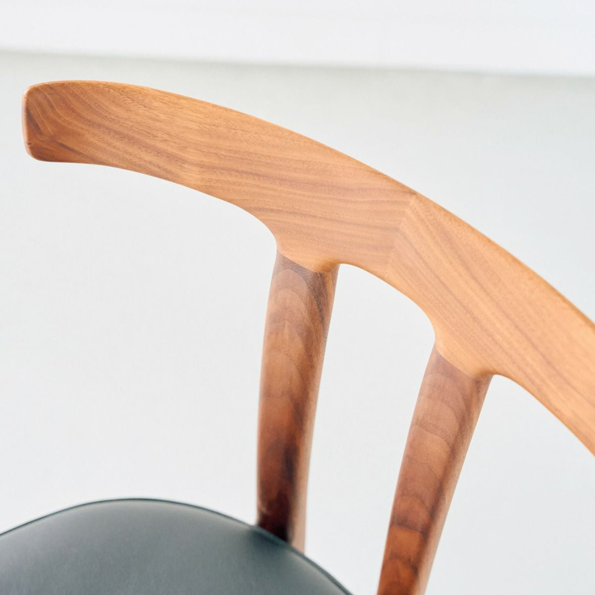 CARL HANSEN & SON（カールハンセン&サン）/OW58/T-CHAIR（Tチェア）/ウォルナット材/オイル仕上げ/Leather group B/Thor 301/ダイニングチェア【納期】ご注文後確認
