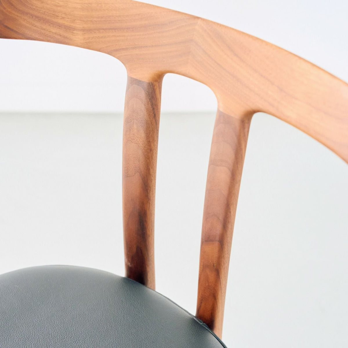 CARL HANSEN & SON（カールハンセン&サン）/OW58/T-CHAIR（Tチェア）/ウォルナット材/オイル仕上げ/Leather group B/Thor 301/ダイニングチェア【納期】ご注文後確認