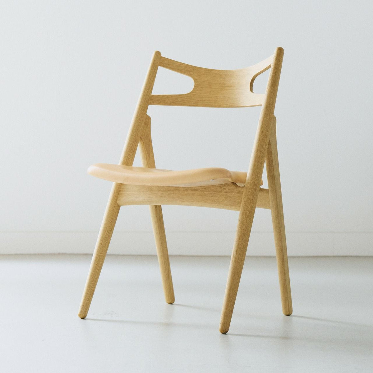 CARL HANSEN & SON（カールハンセン&サン）/CH29P/SAWBUCK CHAIR（ソーバックチェア）/オーク材/ソープ仕上げ/Leather group C/Sif 90/ダイニングチェア