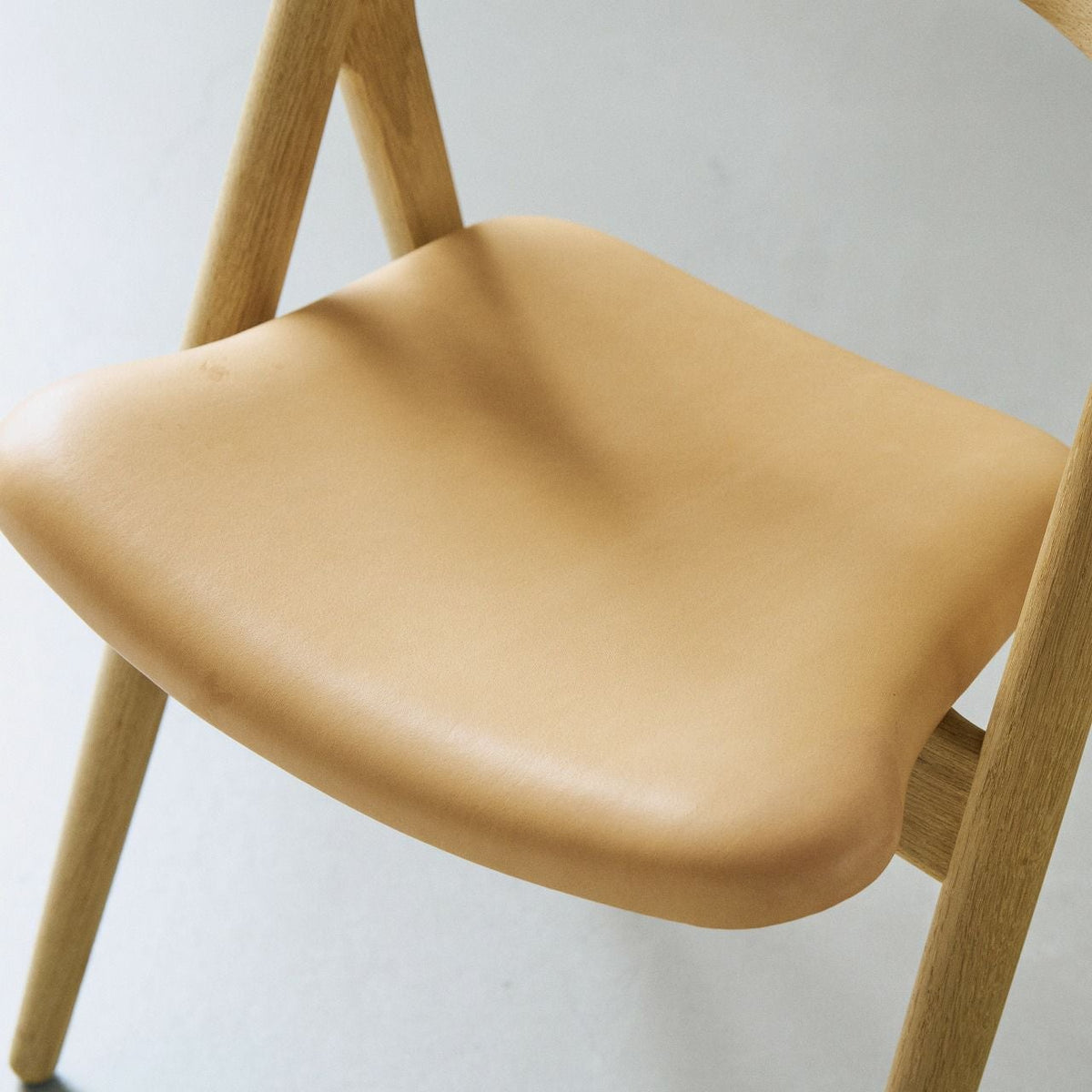 CARL HANSEN & SON（カールハンセン&サン）/CH29P/SAWBUCK CHAIR（ソーバックチェア）/オーク材/ソープ仕上げ/Leather group C/Sif 90/ダイニングチェア
