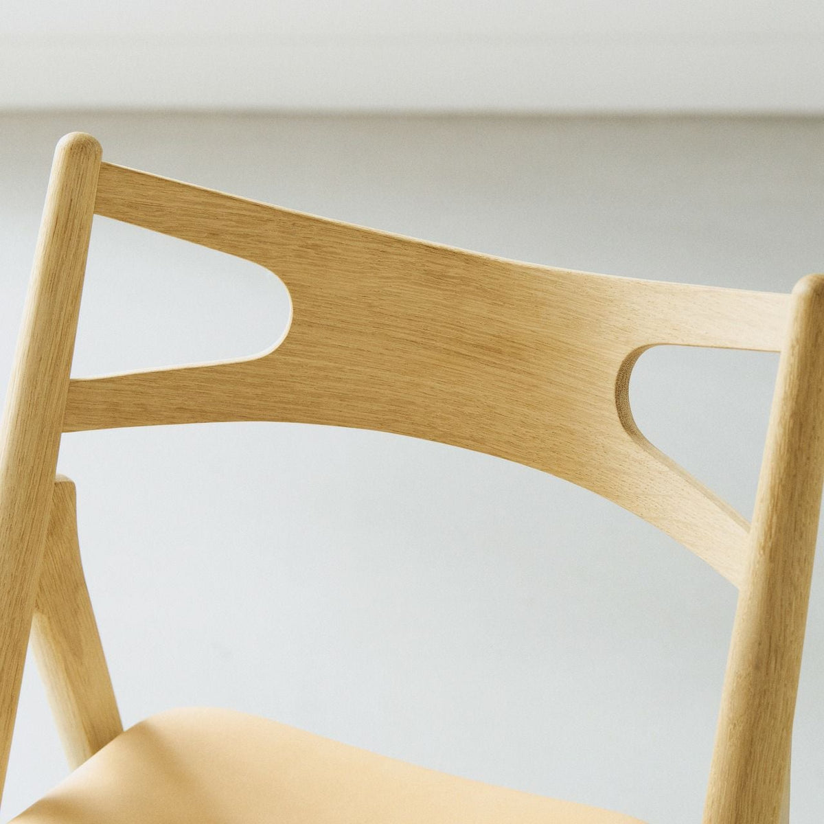 CARL HANSEN & SON（カールハンセン&サン）/CH29P/SAWBUCK CHAIR（ソーバックチェア）/オーク材/ソープ仕上げ/Leather group C/Sif 90/ダイニングチェア