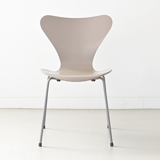 FRITZ HANSEN（フリッツハンセン）/SERIES 7（セブンチェア）/ダイニングチェア/ディープクレイ/ラッカー/シルバーグレー脚/Model 3107/SH43
