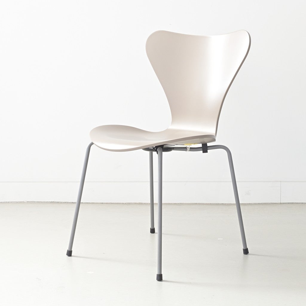 FRITZ HANSEN（フリッツハンセン）/SERIES 7（セブンチェア）/ダイニングチェア/ディープクレイ/ラッカー/シルバーグレー脚/Model 3107/SH43