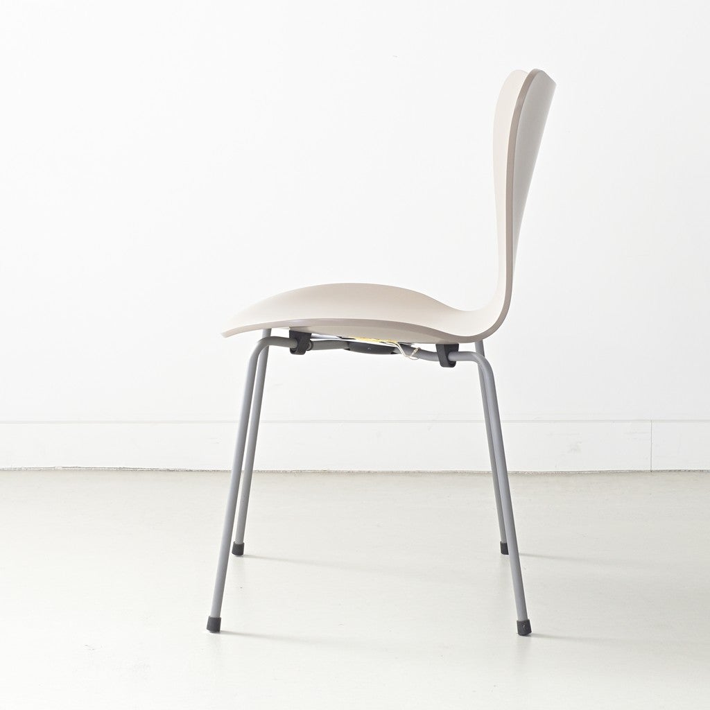 FRITZ HANSEN（フリッツハンセン）/SERIES 7（セブンチェア）/ダイニングチェア/ディープクレイ/ラッカー/シルバーグレー脚/Model 3107/SH43