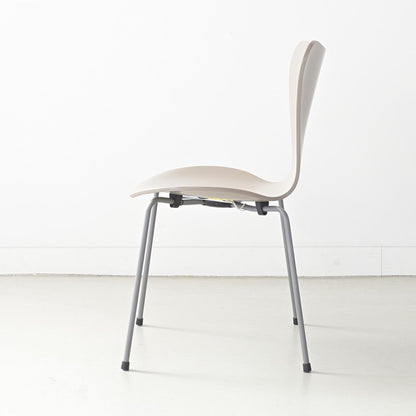 FRITZ HANSEN（フリッツハンセン）/SERIES 7（セブンチェア）/ダイニングチェア/ディープクレイ/ラッカー/シルバーグレー脚/Model 3107/SH43