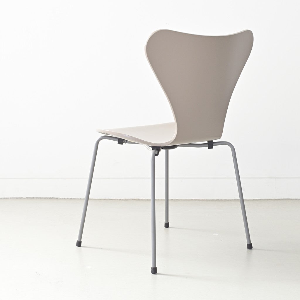 FRITZ HANSEN（フリッツハンセン）/SERIES 7（セブンチェア）/ダイニングチェア/ディープクレイ/ラッカー/シルバーグレー脚/Model 3107/SH43