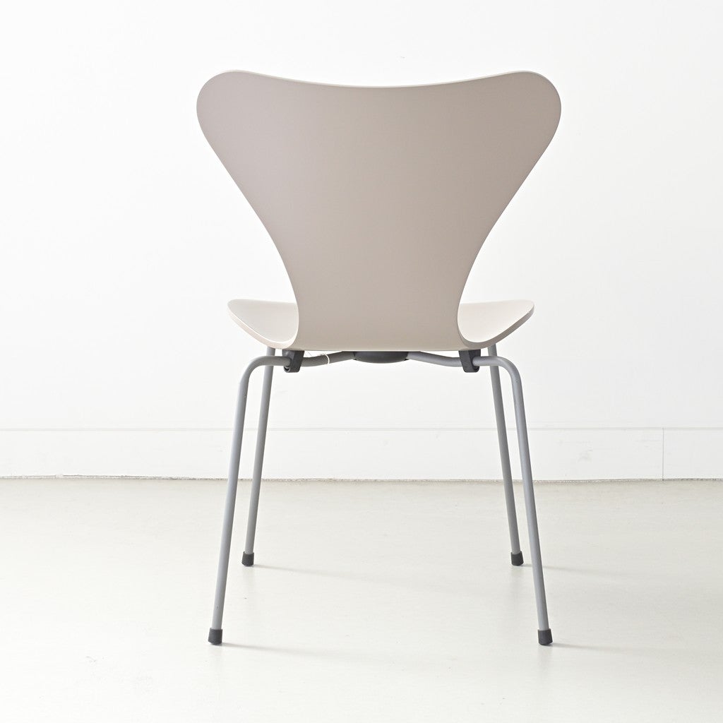 FRITZ HANSEN（フリッツハンセン）/SERIES 7（セブンチェア）/ダイニングチェア/ディープクレイ/ラッカー/シルバーグレー脚/Model 3107/SH43
