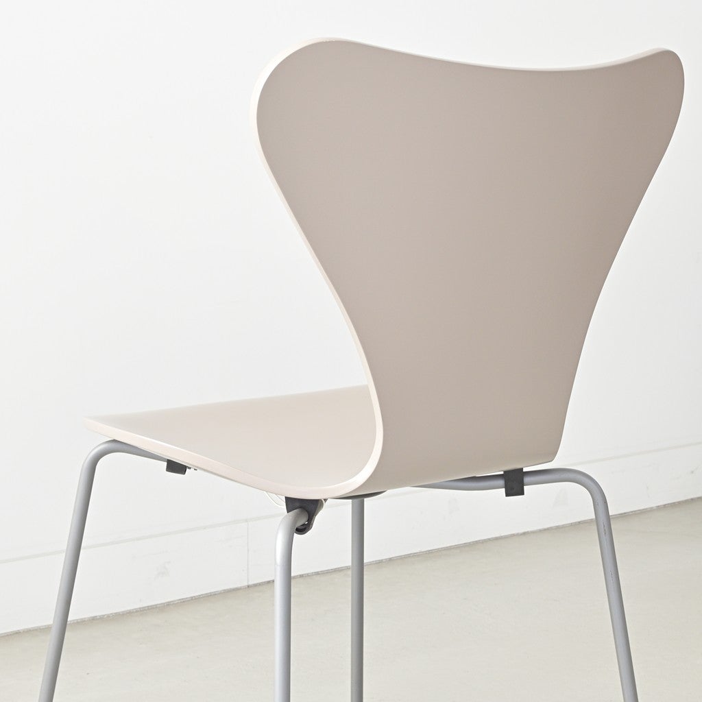 FRITZ HANSEN（フリッツハンセン）/SERIES 7（セブンチェア）/ダイニングチェア/ディープクレイ/ラッカー/シルバーグレー脚/Model 3107/SH43