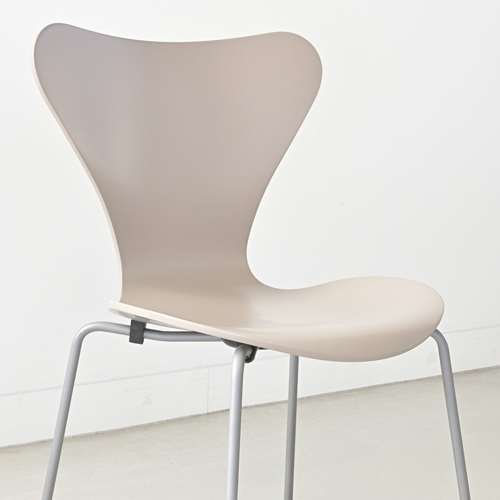 FRITZ HANSEN（フリッツハンセン）/SERIES 7（セブンチェア）/ダイニングチェア/ディープクレイ/ラッカー/シルバーグレー脚/Model 3107/SH43
