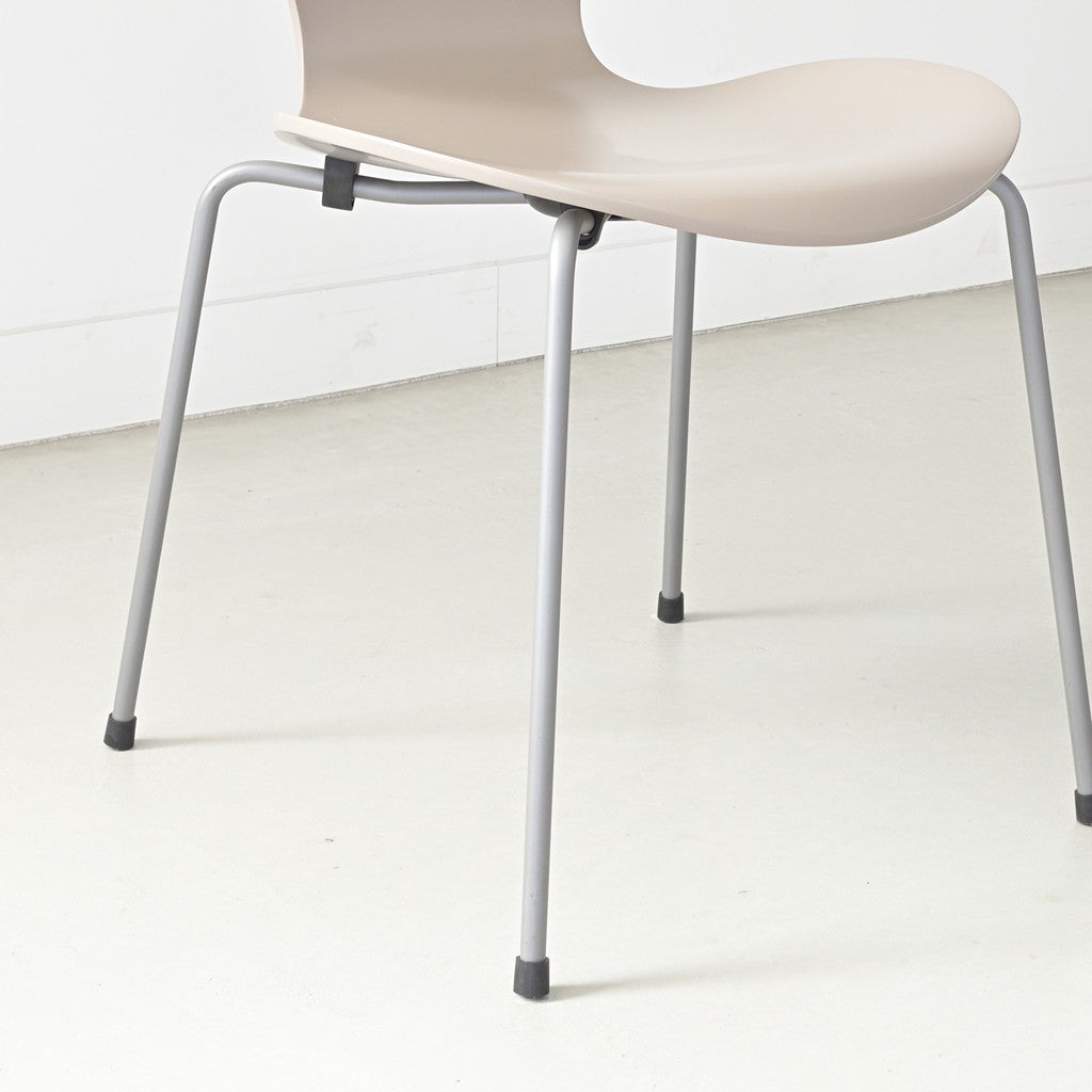 FRITZ HANSEN（フリッツハンセン）/SERIES 7（セブンチェア）/ダイニングチェア/ディープクレイ/ラッカー/シルバーグレー脚/Model 3107/SH43