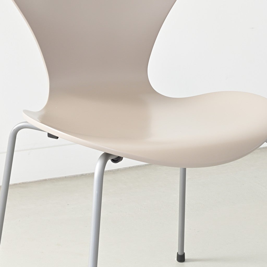 FRITZ HANSEN（フリッツハンセン）/SERIES 7（セブンチェア）/ダイニングチェア/ディープクレイ/ラッカー/シルバーグレー脚/Model 3107/SH43