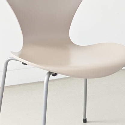 FRITZ HANSEN（フリッツハンセン）/SERIES 7（セブンチェア）/ダイニングチェア/ディープクレイ/ラッカー/シルバーグレー脚/Model 3107/SH43