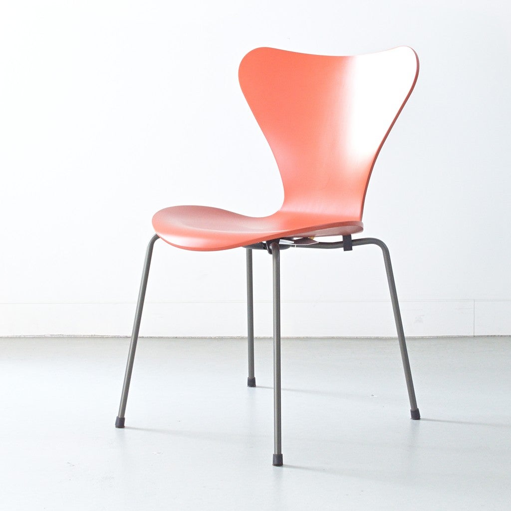 FRITZ HANSEN（フリッツハンセン）/SERIES 7（セブンチェア）/ダイニングチェア/パラダイスオレンジ/ラッカー/ウォームグラファイト脚/Model 3107/SH43
