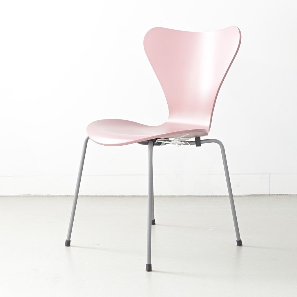 FRITZ HANSEN（フリッツハンセン）/SERIES 7（セブンチェア）/ダイニングチェア/ワイルドローズ/ラッカー/シルバーグレー脚/Model 3107/SH43
