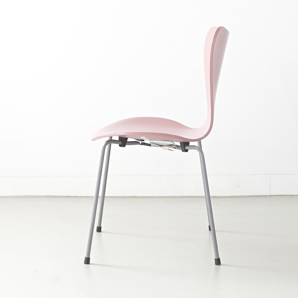 FRITZ HANSEN（フリッツハンセン）/SERIES 7（セブンチェア）/ダイニングチェア/ワイルドローズ/ラッカー/シルバーグレー脚/Model 3107/SH43