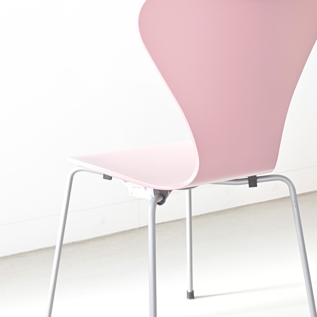 FRITZ HANSEN（フリッツハンセン）/SERIES 7（セブンチェア）/ダイニングチェア/ワイルドローズ/ラッカー/シルバーグレー脚/Model 3107/SH43