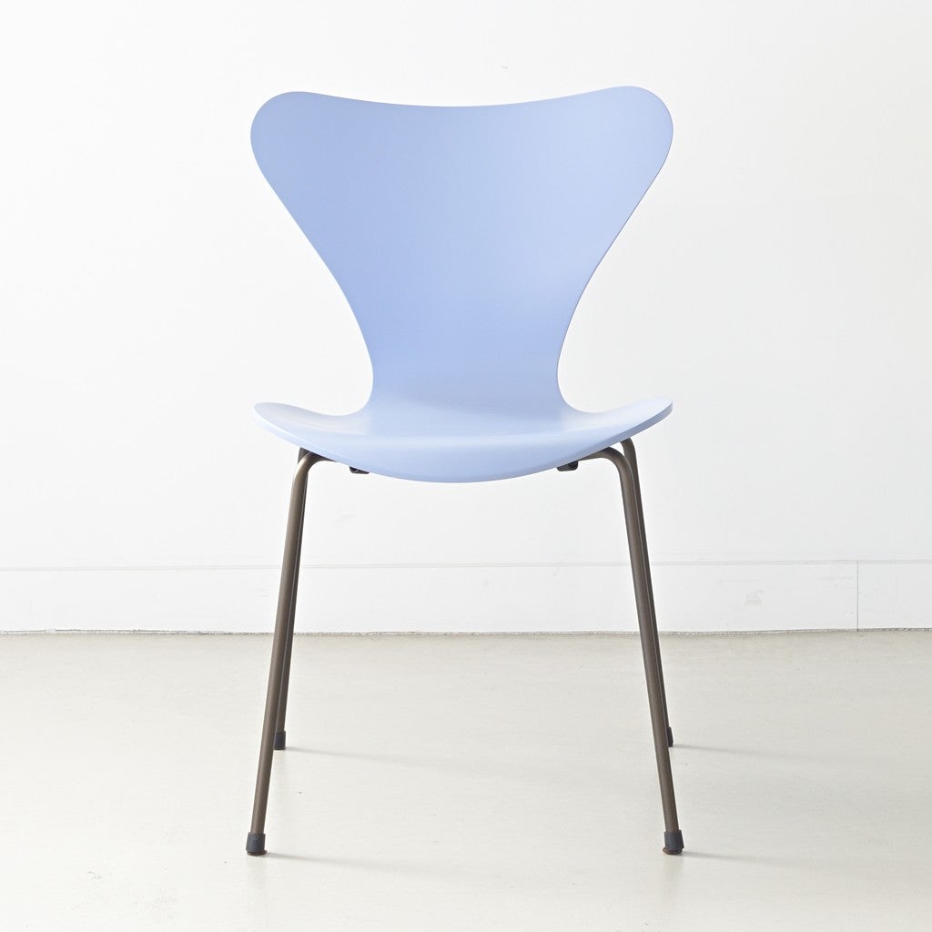 FRITZ HANSEN（フリッツハンセン）/SERIES 7（セブンチェア）/ダイニングチェア/ラベンダーブルー/ラッカー/ブラウンブロンズ脚/Model 3107/SH43