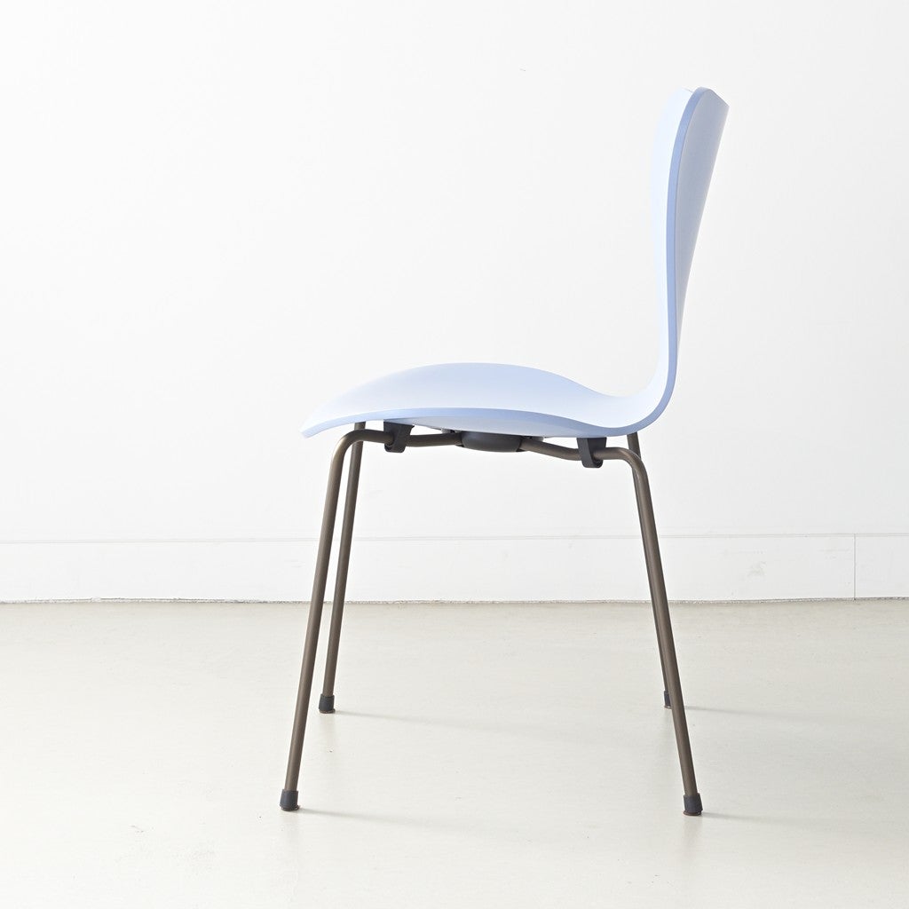 FRITZ HANSEN（フリッツハンセン）/SERIES 7（セブンチェア）/ダイニングチェア/ラベンダーブルー/ラッカー/ブラウンブロンズ脚/Model 3107/SH43