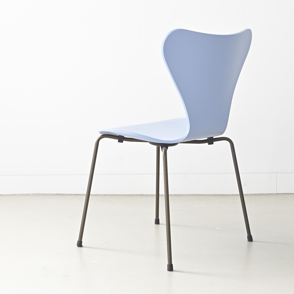 FRITZ HANSEN（フリッツハンセン）/SERIES 7（セブンチェア）/ダイニングチェア/ラベンダーブルー/ラッカー/ブラウンブロンズ脚/Model 3107/SH43