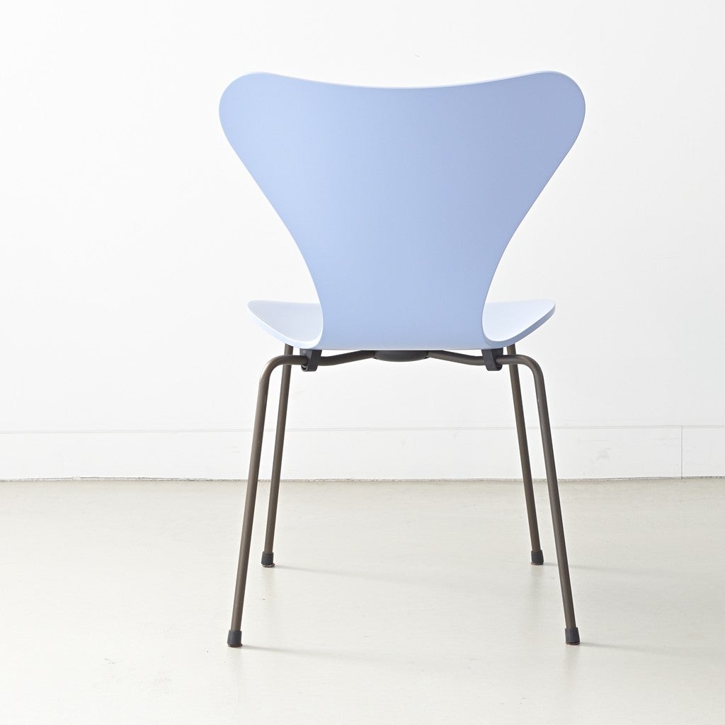 FRITZ HANSEN（フリッツハンセン）/SERIES 7（セブンチェア）/ダイニングチェア/ラベンダーブルー/ラッカー/ブラウンブロンズ脚/Model 3107/SH43