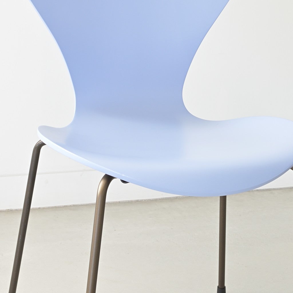 FRITZ HANSEN（フリッツハンセン）/SERIES 7（セブンチェア）/ダイニングチェア/ラベンダーブルー/ラッカー/ブラウンブロンズ脚/Model 3107/SH43
