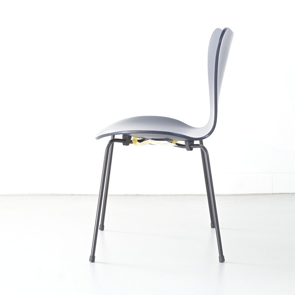 FRITZ HANSEN（フリッツハンセン）/SERIES 7（セブンチェア）/ダイニングチェア/ミッドナイトブルー/ラッカー/ブラック脚/Model 3107/SH43