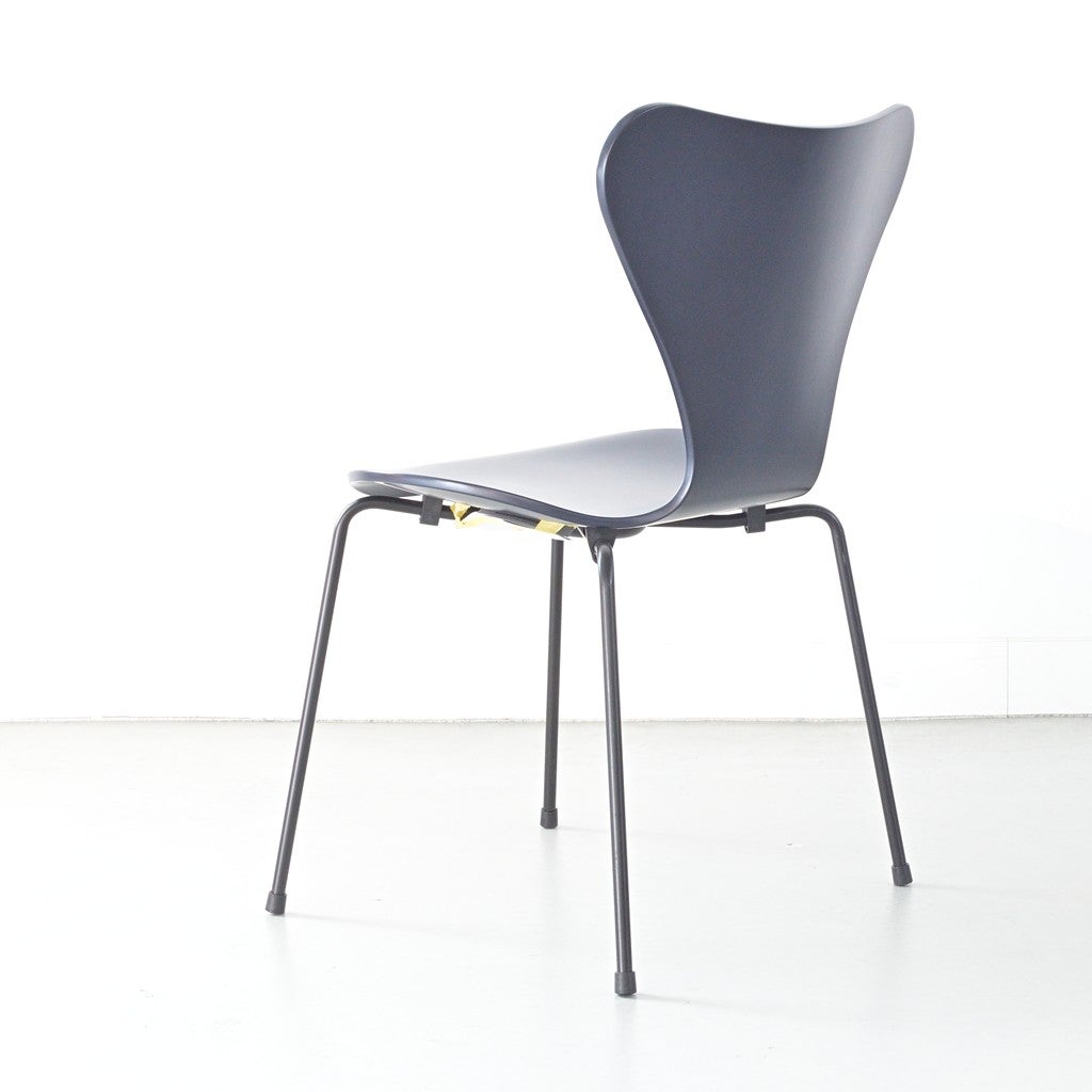 FRITZ HANSEN（フリッツハンセン）/SERIES 7（セブンチェア）/ダイニングチェア/ミッドナイトブルー/ラッカー/ブラック脚/Model 3107/SH43
