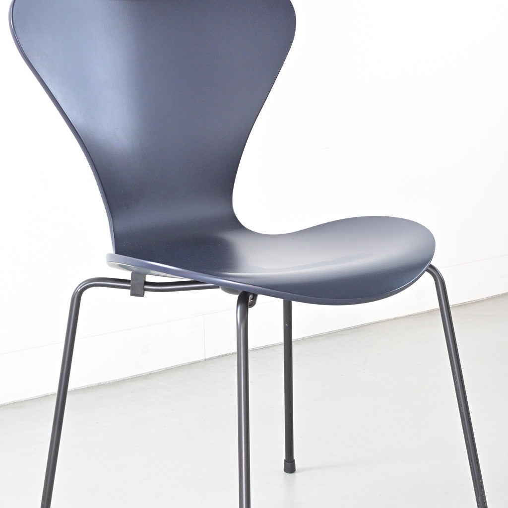 FRITZ HANSEN（フリッツハンセン）/SERIES 7（セブンチェア）/ダイニングチェア/ミッドナイトブルー/ラッカー/ブラック脚/Model 3107/SH43