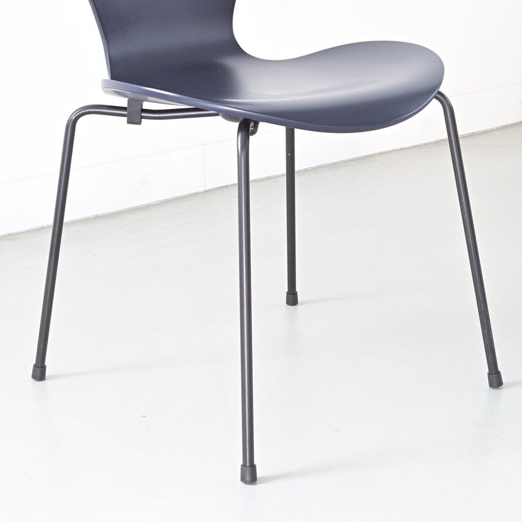 FRITZ HANSEN（フリッツハンセン）/SERIES 7（セブンチェア）/ダイニングチェア/ミッドナイトブルー/ラッカー/ブラック脚/Model 3107/SH43