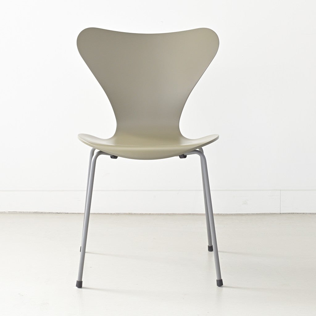 FRITZ HANSEN（フリッツハンセン）/SERIES 7（セブンチェア）/ダイニングチェア/オリーブグリーン/ラッカー/シルバーグレー脚/Model 3107/SH43