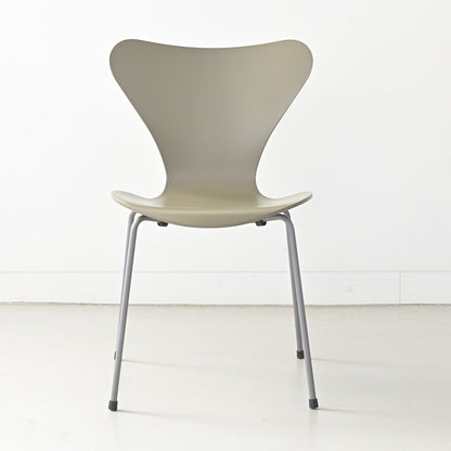 FRITZ HANSEN（フリッツハンセン）/SERIES 7（セブンチェア）/ダイニングチェア/オリーブグリーン/ラッカー/シルバーグレー脚/Model 3107/SH43