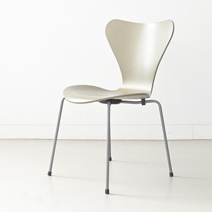 FRITZ HANSEN（フリッツハンセン）/SERIES 7（セブンチェア）/ダイニングチェア/オリーブグリーン/ラッカー/シルバーグレー脚/Model 3107/SH43