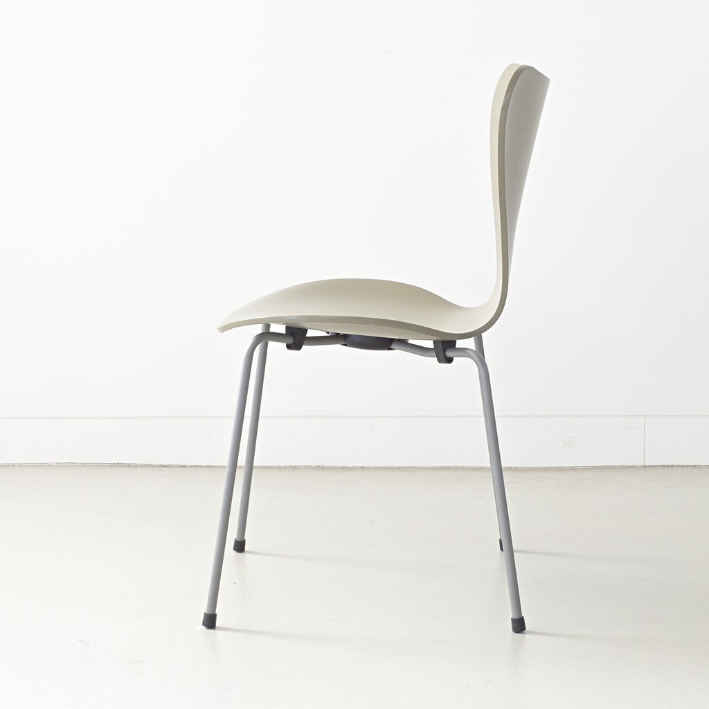 FRITZ HANSEN（フリッツハンセン）/SERIES 7（セブンチェア）/ダイニングチェア/オリーブグリーン/ラッカー/シルバーグレー脚/Model 3107/SH43
