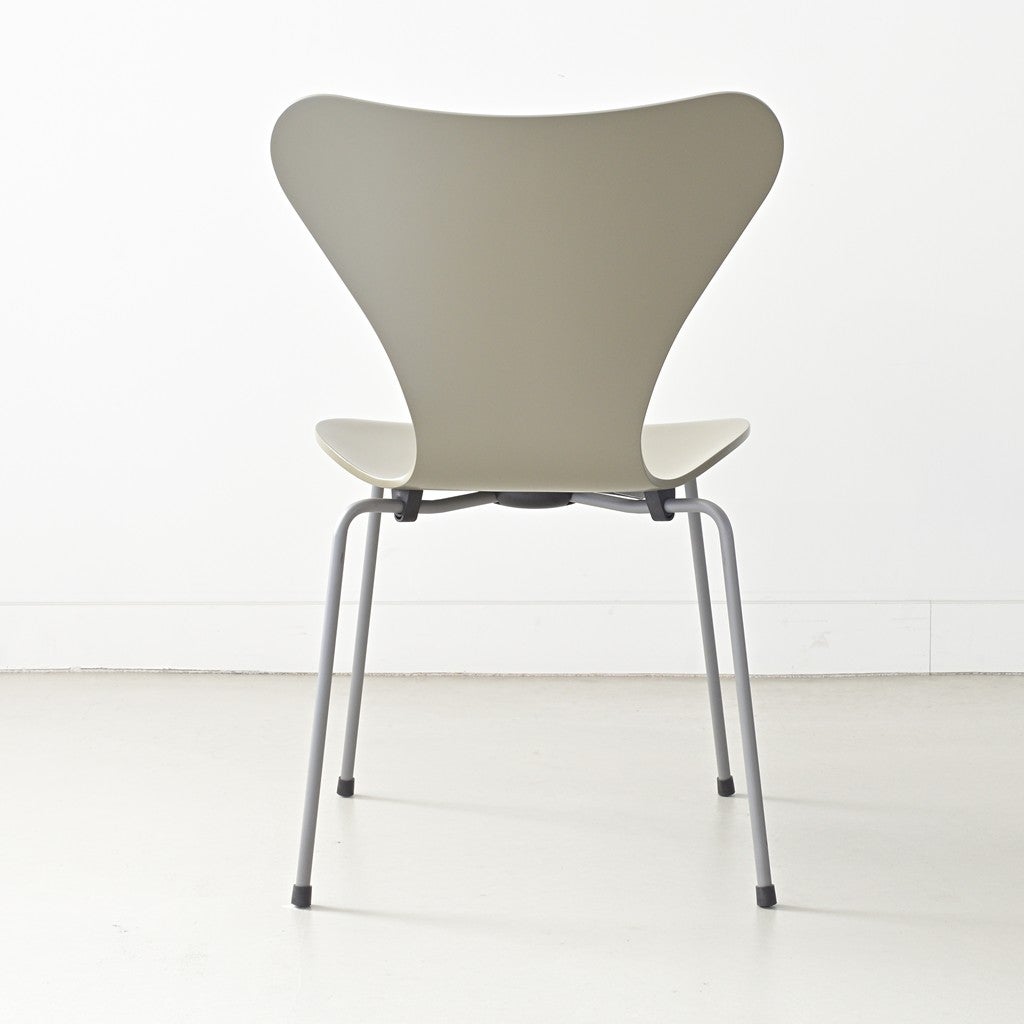 FRITZ HANSEN（フリッツハンセン）/SERIES 7（セブンチェア）/ダイニングチェア/オリーブグリーン/ラッカー/シルバーグレー脚/Model 3107/SH43