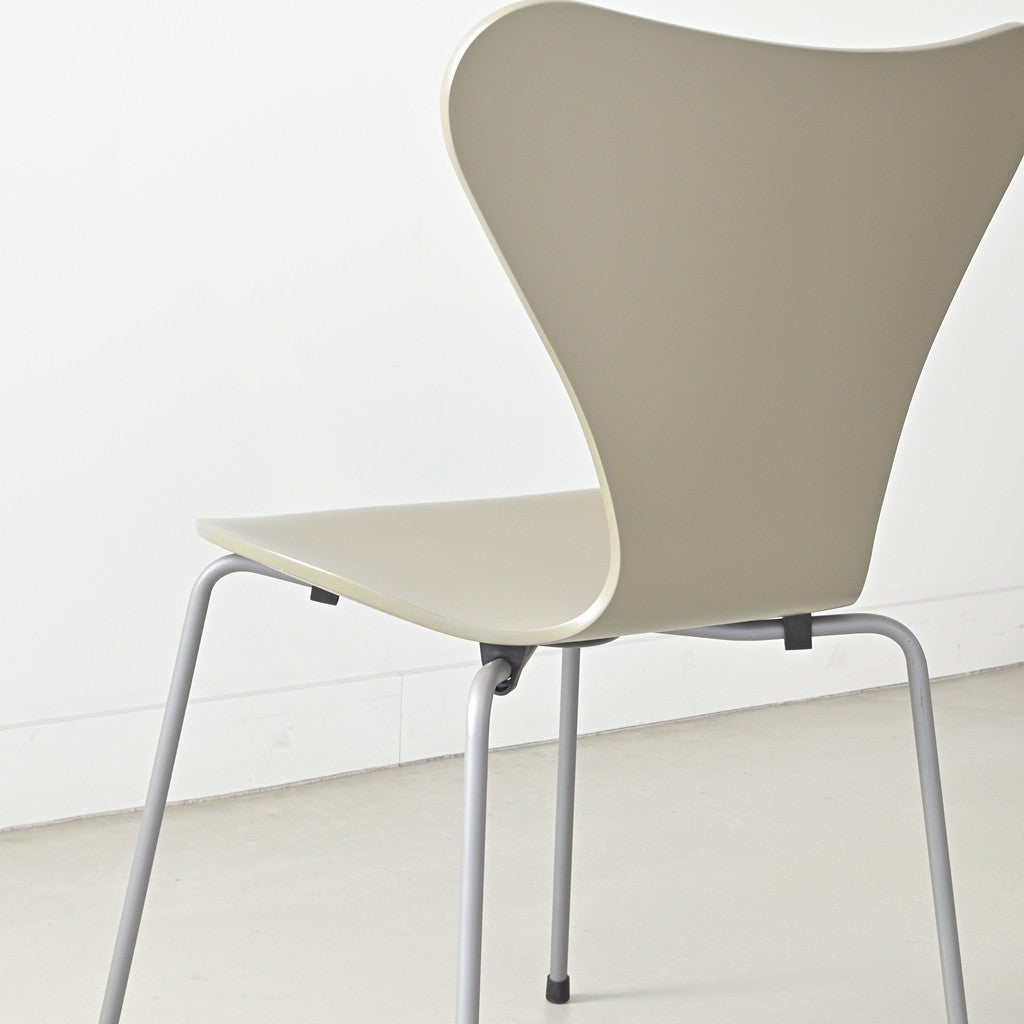 FRITZ HANSEN（フリッツハンセン）/SERIES 7（セブンチェア）/ダイニングチェア/オリーブグリーン/ラッカー/シルバーグレー脚/Model 3107/SH43