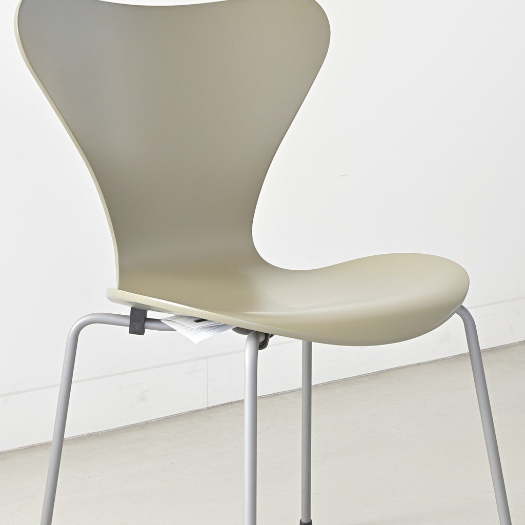 FRITZ HANSEN（フリッツハンセン）/SERIES 7（セブンチェア）/ダイニングチェア/オリーブグリーン/ラッカー/シルバーグレー脚/Model 3107/SH43