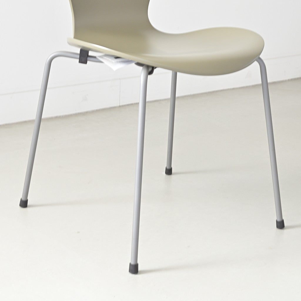 FRITZ HANSEN（フリッツハンセン）/SERIES 7（セブンチェア）/ダイニングチェア/オリーブグリーン/ラッカー/シルバーグレー脚/Model 3107/SH43
