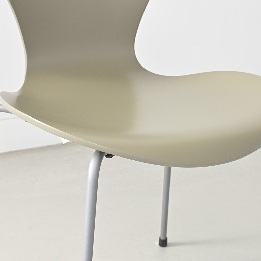 FRITZ HANSEN（フリッツハンセン）/SERIES 7（セブンチェア）/ダイニングチェア/オリーブグリーン/ラッカー/シルバーグレー脚/Model 3107/SH43
