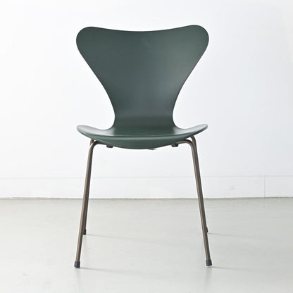 FRITZ HANSEN（フリッツハンセン）/SERIES 7（セブンチェア）/ダイニングチェア/エバーグリーン/ラッカー/ブラウンブロンズ脚/Model 3107/SH43