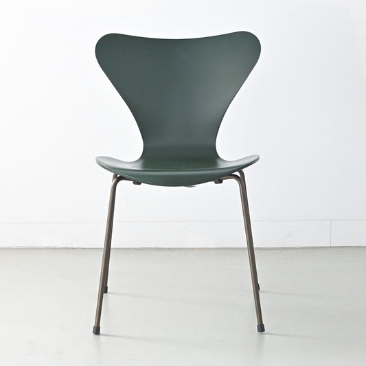 FRITZ HANSEN（フリッツハンセン）/SERIES 7（セブンチェア）/ダイニングチェア/エバーグリーン/ラッカー/ブラウンブロンズ脚/Model 3107/SH43