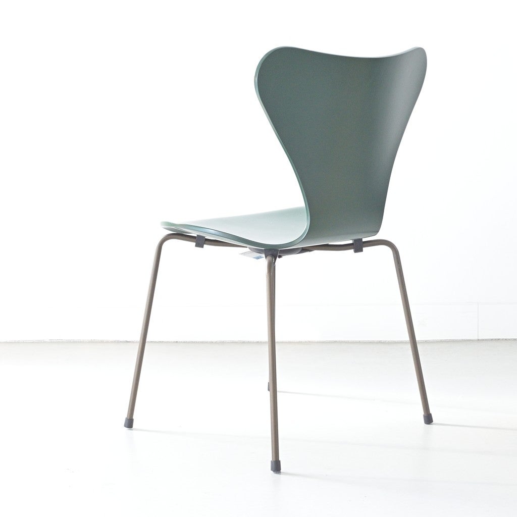 FRITZ HANSEN（フリッツハンセン）/SERIES 7（セブンチェア）/ダイニングチェア/エバーグリーン/ラッカー/ブラウンブロンズ脚/Model 3107/SH43