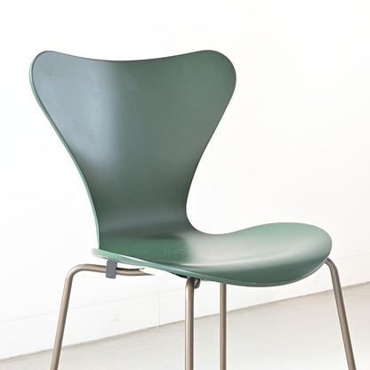 FRITZ HANSEN（フリッツハンセン）/SERIES 7（セブンチェア）/ダイニングチェア/エバーグリーン/ラッカー/ブラウンブロンズ脚/Model 3107/SH43