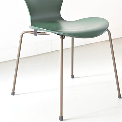 FRITZ HANSEN（フリッツハンセン）/SERIES 7（セブンチェア）/ダイニングチェア/エバーグリーン/ラッカー/ブラウンブロンズ脚/Model 3107/SH43