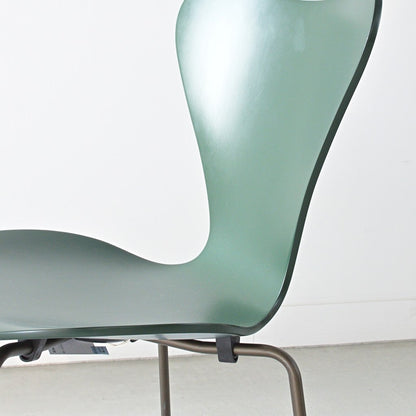 FRITZ HANSEN（フリッツハンセン）/SERIES 7（セブンチェア）/ダイニングチェア/エバーグリーン/ラッカー/ブラウンブロンズ脚/Model 3107/SH43
