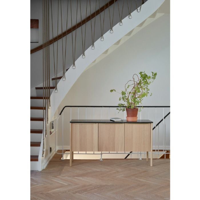 SKAGERAK（スカゲラック）/Jut Cabinet（ジュット キャビネット）/大理石（ブラック）/オーク材/オイル仕上げ/収納 【納期】ご注文後確認